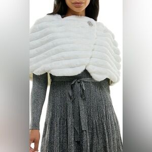 Nina Leonard Faux Fur Capelet/Wrap S